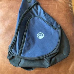 Outer Style shoulder bag. Multiple pockets. NWOT. Great for travel.